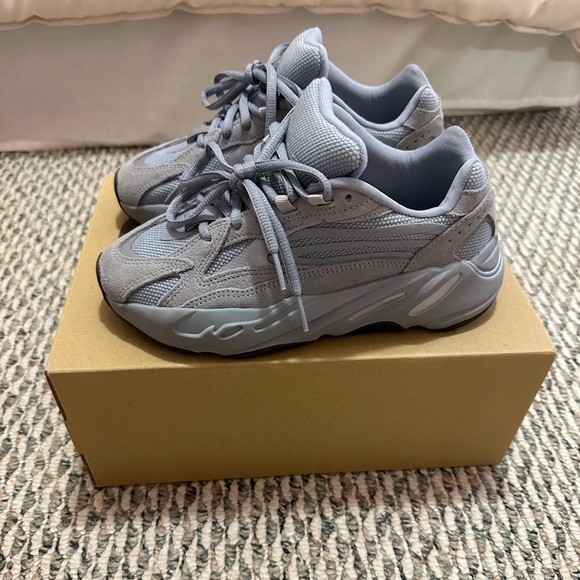 Yeezy boost 700 v2 hospital blues size 4 - Picture 3 of 7